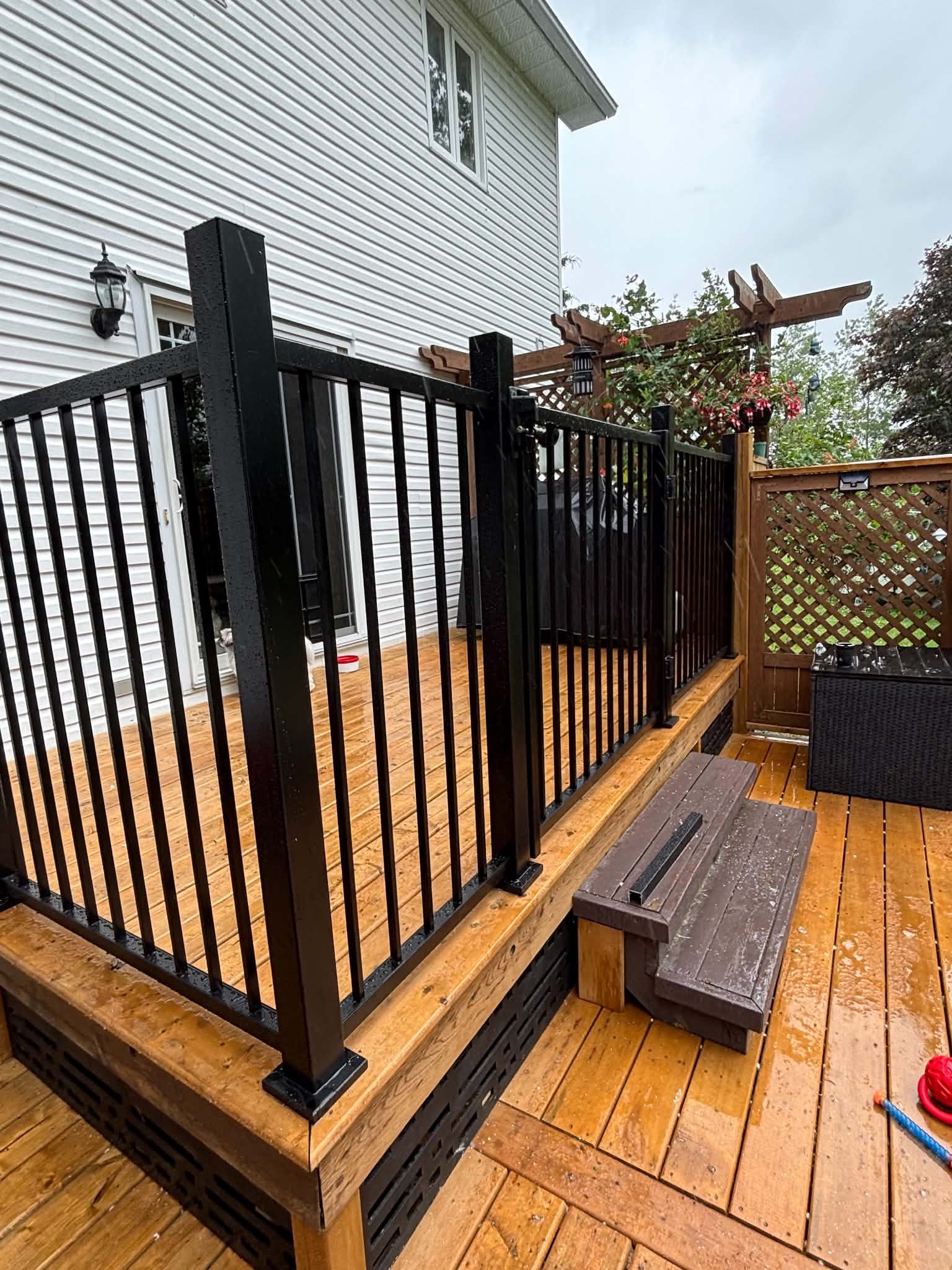 Garde-corps aluminium noir sur terrasse en bois