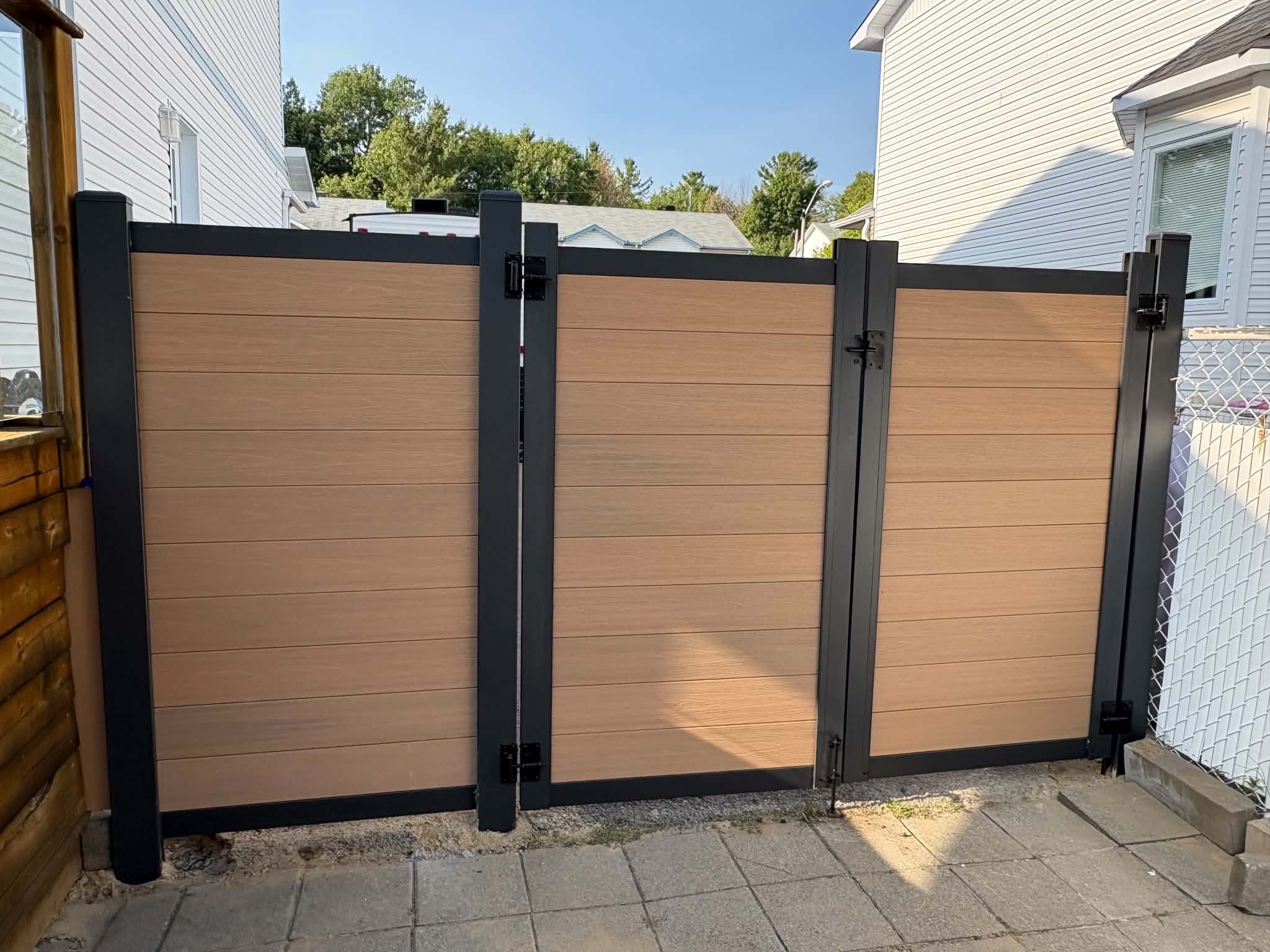 Porte double composite beige avec poteaux noirs
