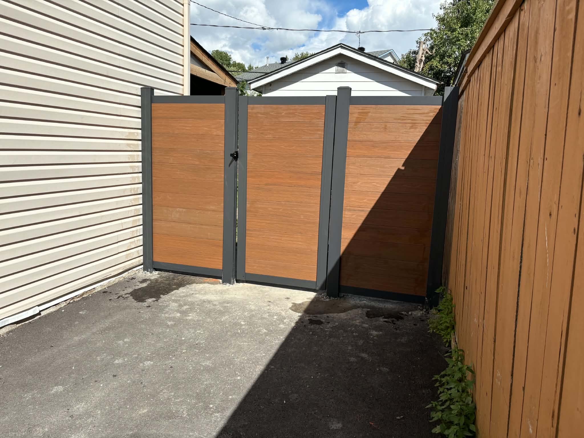 Porte composite brun avec poteaux gris anthracite