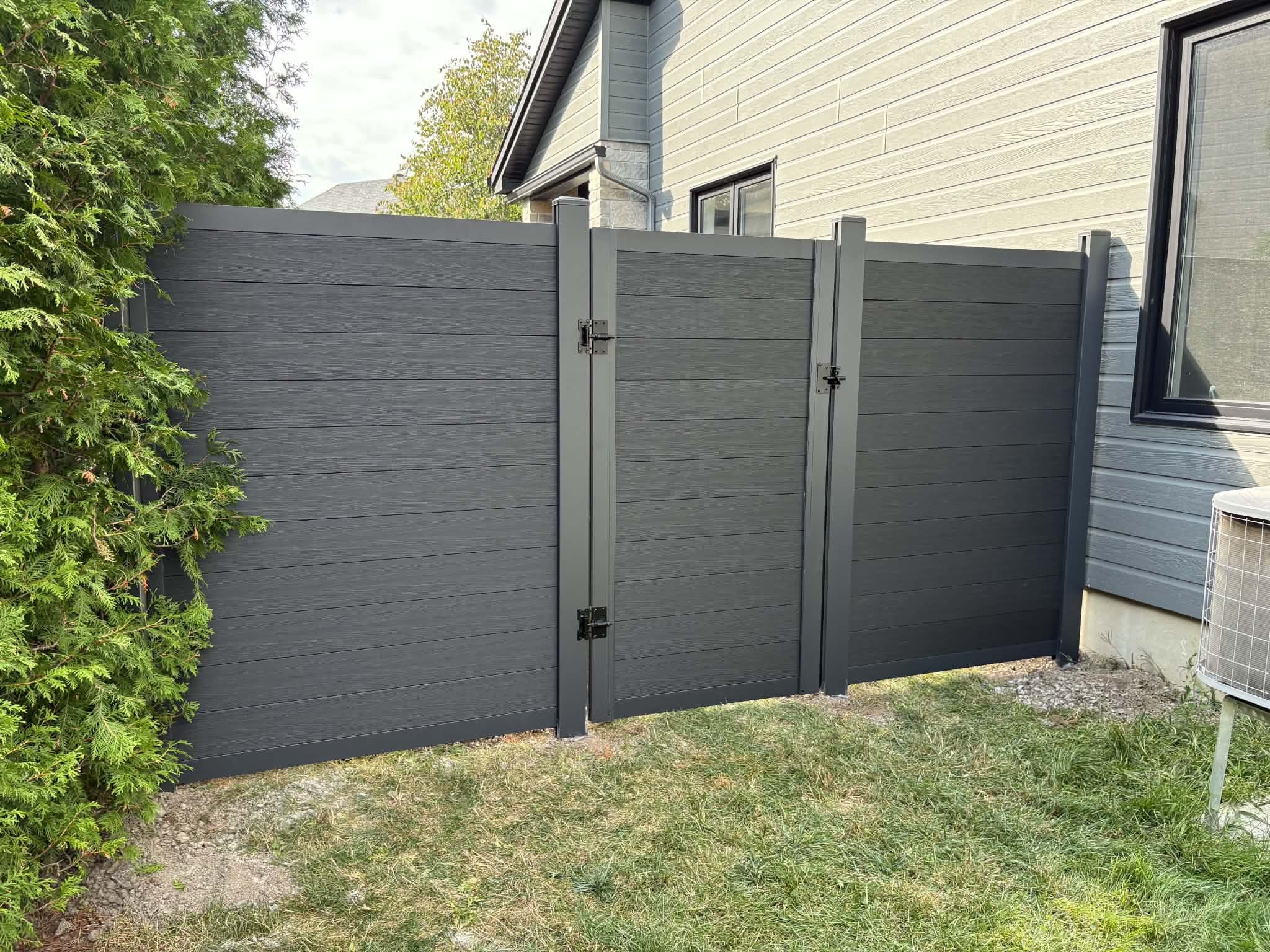 Cloture composite gris anthracite avec porte simple et poteaux noirs